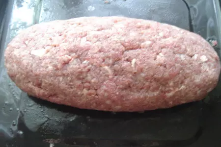 Мясной рулет с яйцом и зеленым луком: шаг 3
