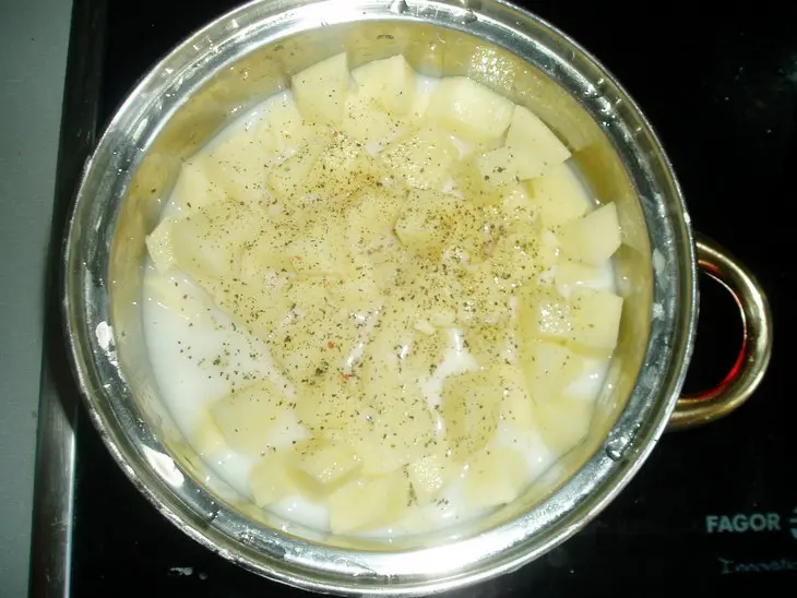 Слойки с картошкой: шаг 1
