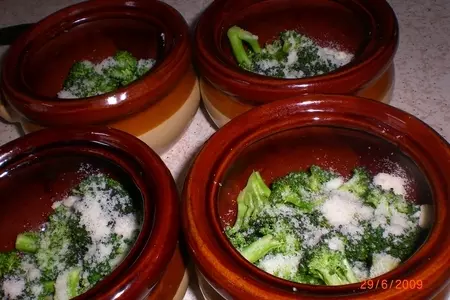 Рыба в горшочке с овощами,яйцом и сыром: шаг 2