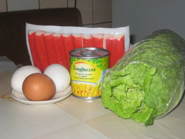 Салат с крабовыми палочками и кочанным салатом: шаг 1