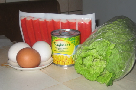 Салат с крабовыми палочками и кочанным салатом: шаг 1
