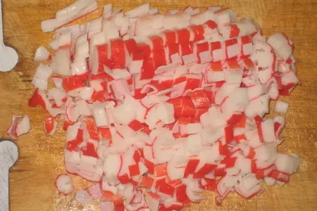 Салат с крабовыми палочками и кочанным салатом: шаг 2