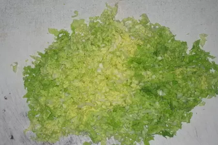Салат с крабовыми палочками и кочанным салатом: шаг 3