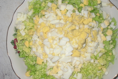Салат с крабовыми палочками и кочанным салатом.: шаг 4