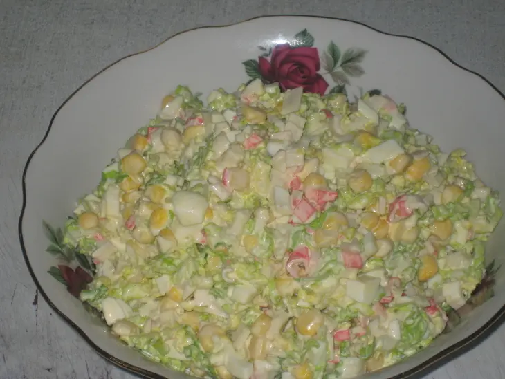 Салат с крабовыми палочками и кочанным салатом: шаг 5