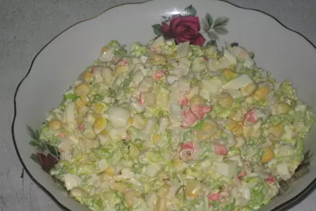 Салат с крабовыми палочками и кочанным салатом: шаг 5