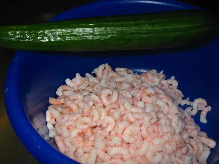 Салат из креветок с огурцами: шаг 1