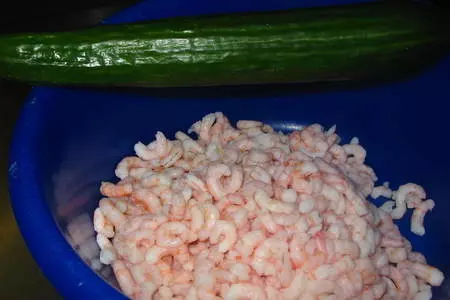Салат из креветок с огурцами: шаг 1