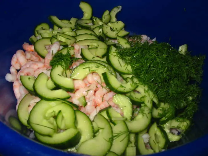Салат из креветок с огурцами: шаг 4