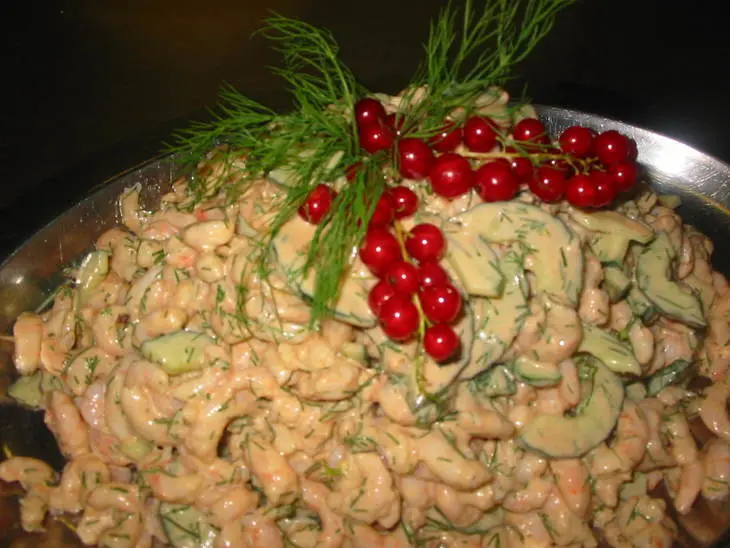 Салат из креветок с огурцами: шаг 5