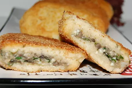 Картофельные пирожки с грибной начинкой: шаг 1