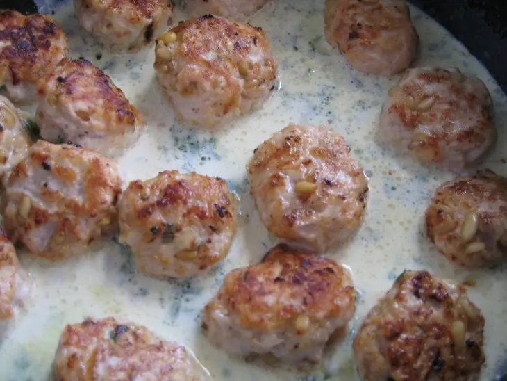 Куриные фрикадельки с кедровыми орешками в сливочном соусе: шаг 3