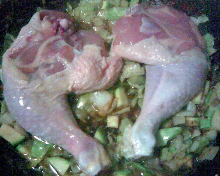 Куриные ножки, пожаренные с овощами: шаг 1