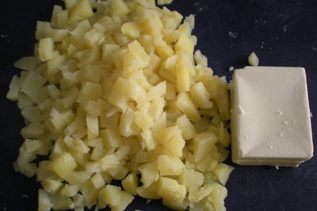 Картофельный салат с сыром фета и курицей, сытный: шаг 1