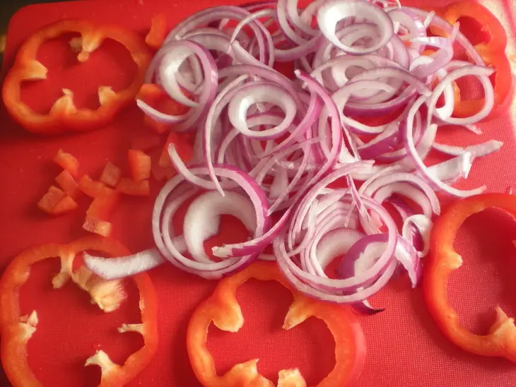 Картофельный салат с сыром фета и курицей, сытный: шаг 3