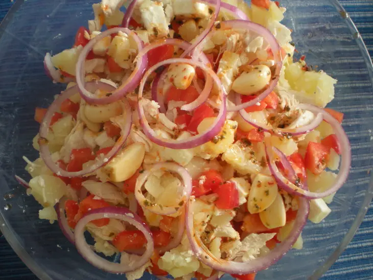 Картофельный салат с сыром фета и курицей, сытный: шаг 4