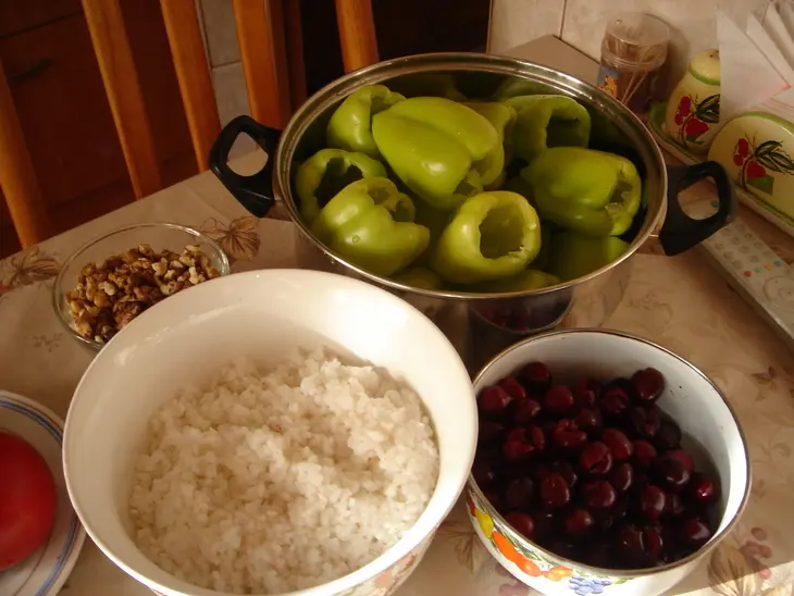 Перец фаршированный  рисом  с черешней и грецкими орехами: шаг 2