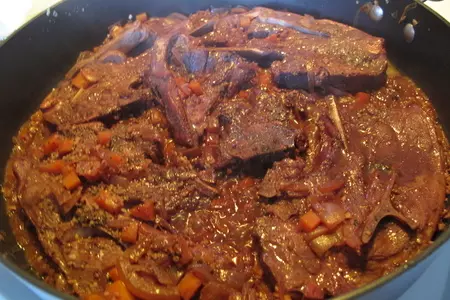 Баранина тушеная с овощами в вине: шаг 4