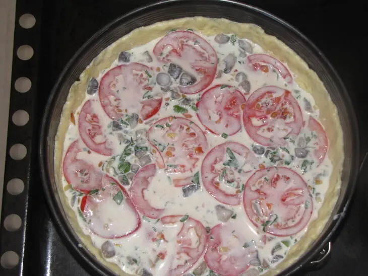 Киш с  томатами и шампиньонами.: шаг 2