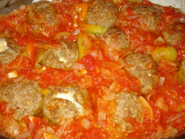 Рубленые биточки с сыром манури запечёные с перцем: шаг 5