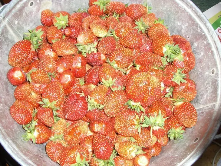 Клубничное варенье с орехами и семечками!: шаг 1