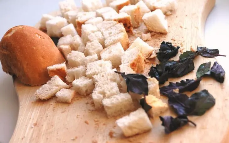 Мясной бульон с клёцками  и зеленью.: шаг 1