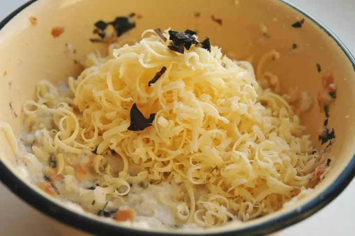 Мясной бульон с клёцками  и зеленью.: шаг 3
