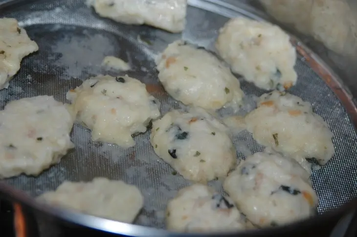 Мясной бульон с клёцками  и зеленью.: шаг 4