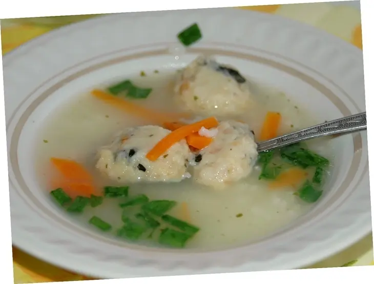 Мясной бульон с клёцками  и зеленью.: шаг 5