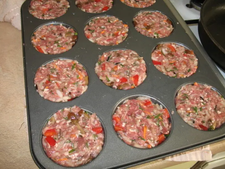 Мясные кексы с наполнителями: шаг 1