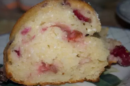 Творожный кекс с вишней и клубникой: шаг 7