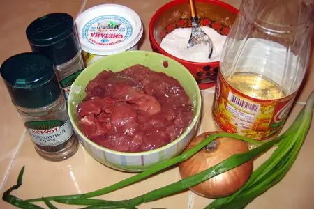 Куриная печенка в сметанном соусе: шаг 1