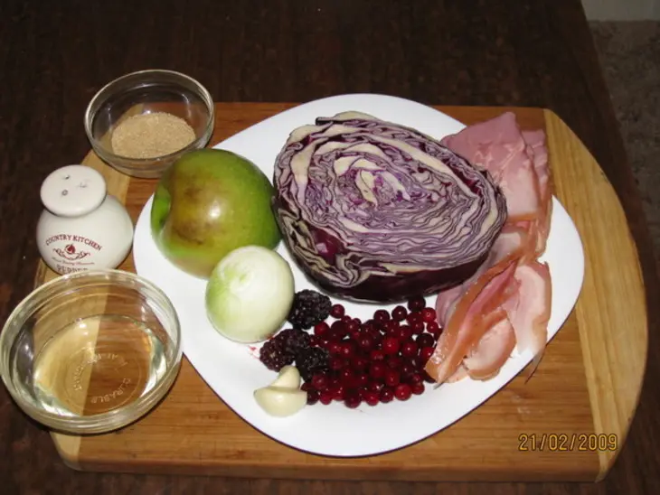 Капуста с беконом и яблоками: шаг 1