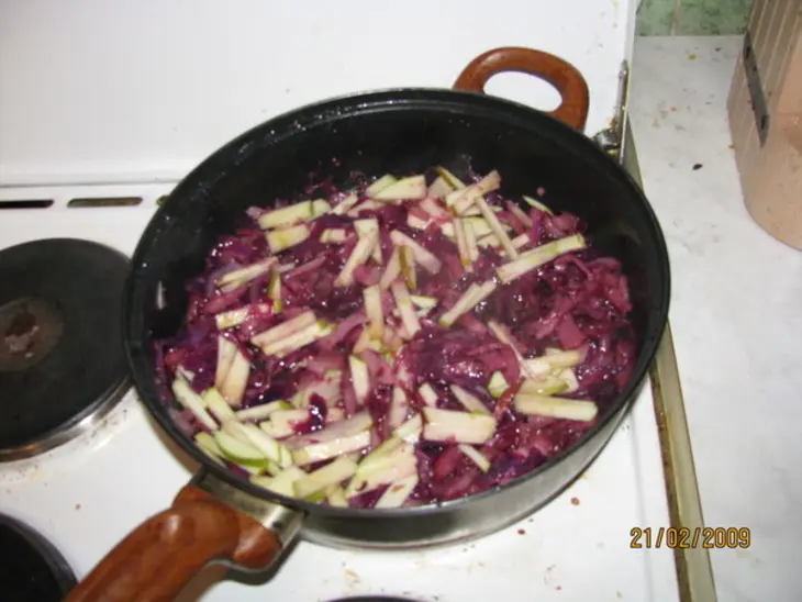 Капуста с беконом и яблоками: шаг 2