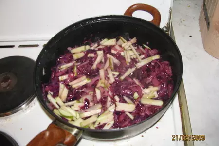 Капуста с беконом и яблоками: шаг 2