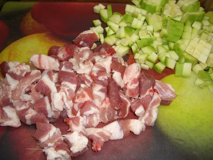 Капустка тушеная, да с прикопченой грудинкой и кабачком!: шаг 1