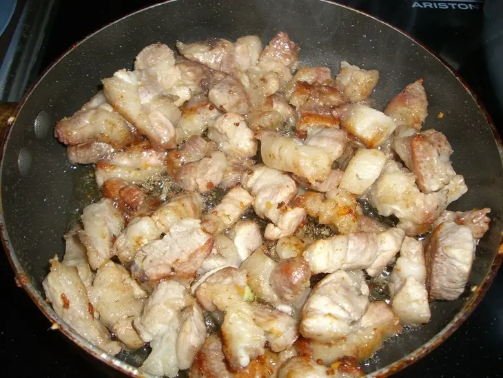 Капустка тушеная, да с прикопченой грудинкой и кабачком!: шаг 2