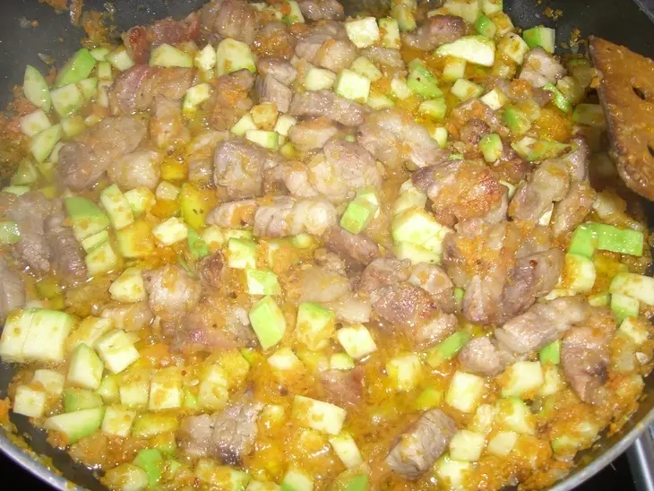 Капустка тушеная, да с прикопченой грудинкой и кабачком!: шаг 3
