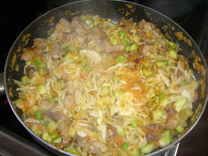 Капустка тушеная, да с прикопченой грудинкой и кабачком!: шаг 4