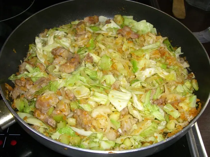 Капустка тушеная, да с прикопченой грудинкой и кабачком!: шаг 6
