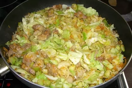 Капустка тушеная, да с прикопченой грудинкой и кабачком!: шаг 6