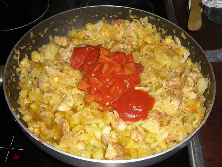 Капустка тушеная, да с прикопченой грудинкой и кабачком!: шаг 7