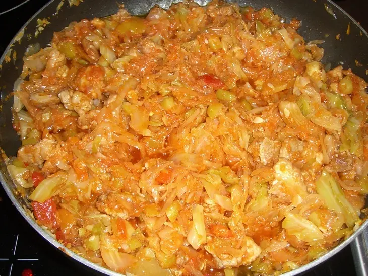 Капустка тушеная, да с прикопченой грудинкой и кабачком!: шаг 8