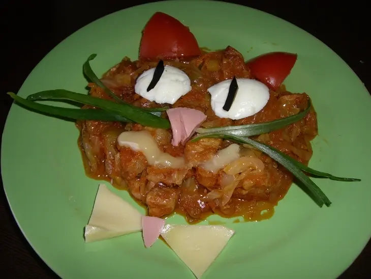 Капустка тушеная, да с прикопченой грудинкой и кабачком!: шаг 9