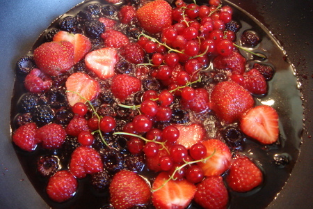 Оладьи с мюсли, ягодами и кленовым сиропом.: шаг 2