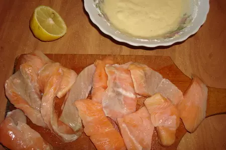 Кусочки семги в кляре: шаг 1