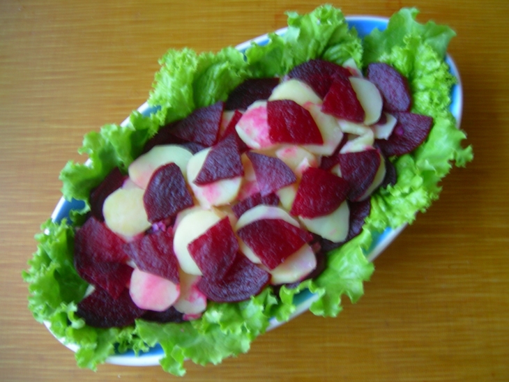 Салат из копченой скумбрии с молодым картофелем и молодой свеклой: шаг 2
