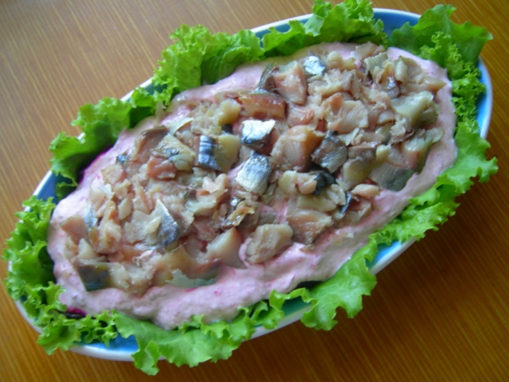 Салат из копченой скумбрии с молодым картофелем и молодой свеклой: шаг 4