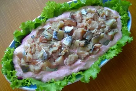 Салат из копченой скумбрии с молодым картофелем и молодой свеклой: шаг 4