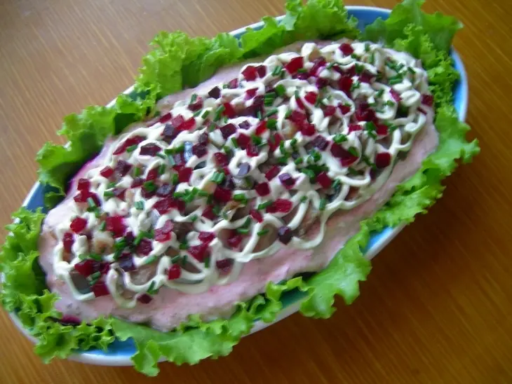 Салат из копченой скумбрии с молодым картофелем и молодой свеклой: шаг 5